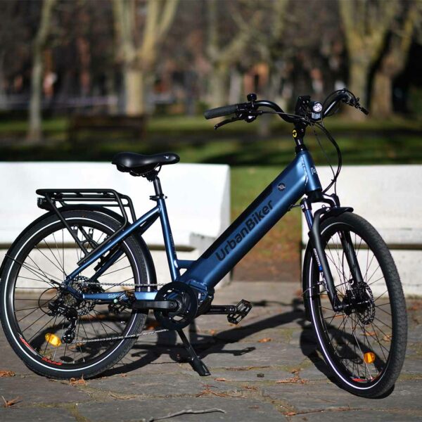 PÉDALER CONFORTABLEMENT, C’EST POSSIBLE!

Redécouvrez le plaisir de faire du vélo avec la Sidney, une vélo électrique de promenade conçue pour les trajets urbains. Facile à manier grâce à son guidon de type hollandais, elle permet une conduite droite, avec le dos bien droit. Profitez d’une autonomie allant jusqu’à 140 km grâce à la batterie de 720 Wh. Urbanbiker offre les batteries au lithium les plus puissantes du marché, car nous savons que plus leur capacité est grande, plus leur durée de vie est longue : moins de cycles de charge, plus de durée d’autonomie et plus de puissance. *en mode Eco